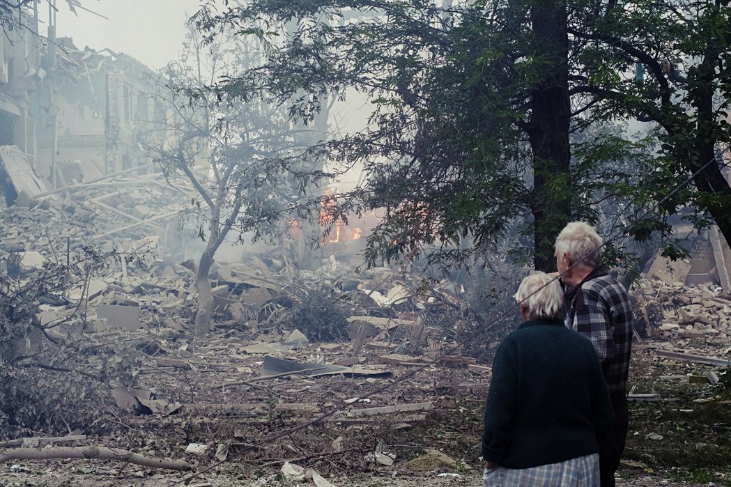 2022年7月21日的烏克蘭東部盧甘斯克地區，一對老夫婦站在被導彈襲擊、變成瓦礫...