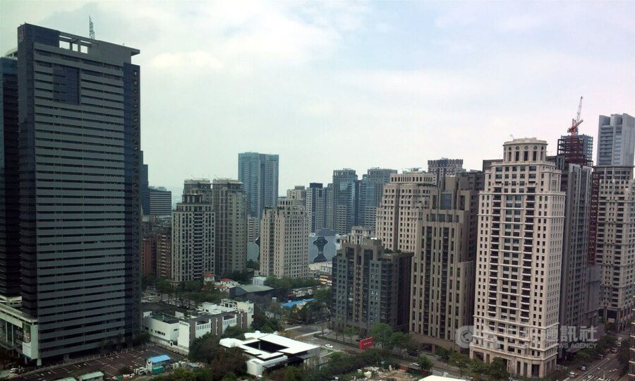 房地合一稅2.0版上路滿一年，但與前1年相比，六都中僅台北市的買賣移轉棟數減幅最...
