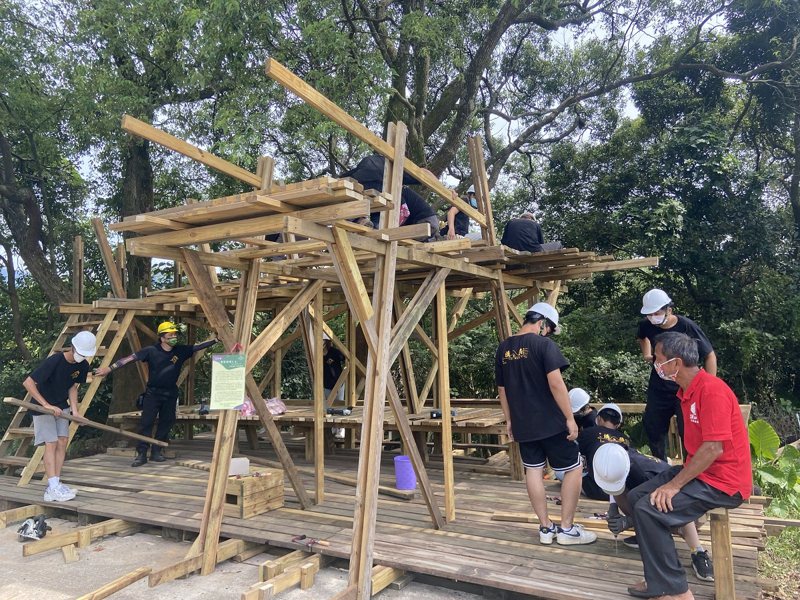 淡江大學與淡水「頂田寮有機農場」合作，建築系18位的師生還有許多工具與木材，一起來到農場蓋環境樹屋，打造有善樹屋的展示空間。 圖／紅樹林有線電視提供