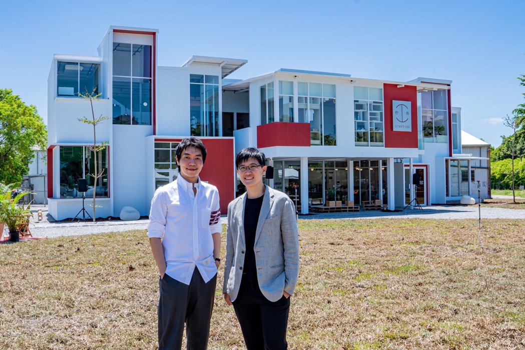 達永建設董事長莊政儒（左）、HOLA特力和樂總經理何采容共同打造台東的「The ...