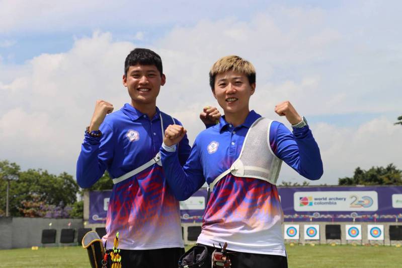 「湯包」湯智鈞（左）和雷千瑩射進世界盃第4站金牌戰。圖／中華射箭協會提供（資料照）