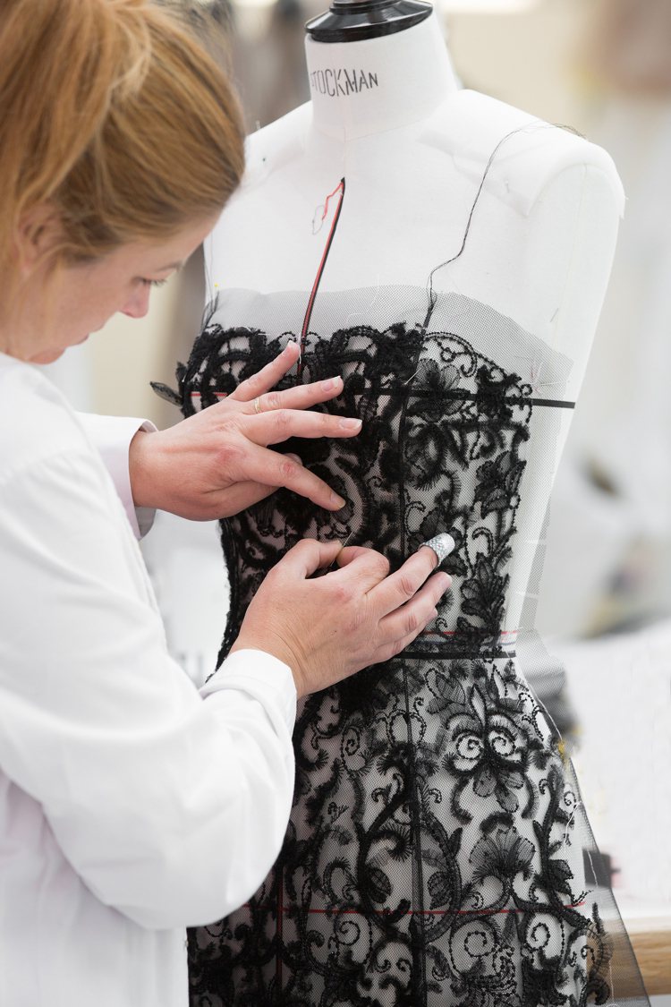 高級訂製服晚禮服製作工藝。©Sophie Carre。圖／Dior提供