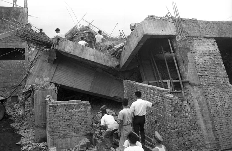 1966年7月25日，木柵溝子口考選部興建的考試大廈倒塌，救難人員搶救情形。圖／聯合報系資料照片