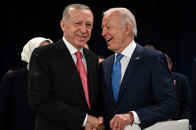 美國總統拜登（右）上月29日在西班牙馬德里的北約峰會上，宣布同意出售F-16戰機給土耳其。圖為土國總統厄多安在會中與拜登握手。法新社