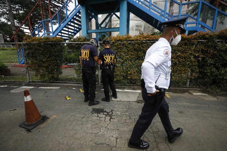 菲律宾警方指出，马尼拉雅典耀大学24日举行毕业典礼中途惊传枪击事件、共计造成3死，其中包括一名前市长。欧新社(photo:UDN)