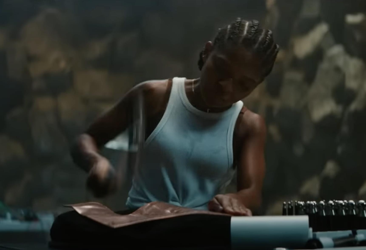 漫威新英雄「鋼鐵心」已在「黑豹2：瓦干達萬歲」預告中露出端倪。圖／摘自YouTube
