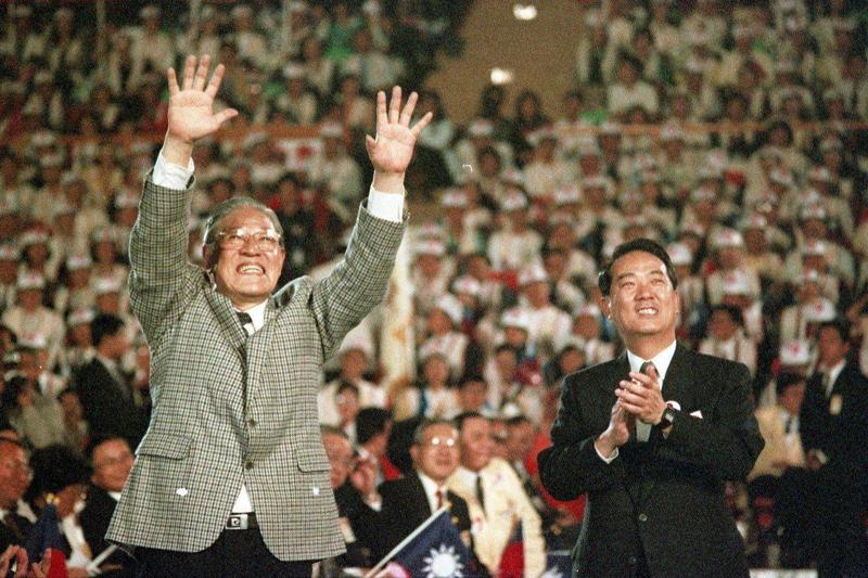 對於李登輝（左）在1996總統大選期間的空包彈說，擔任過李登輝總統祕書室主任的蘇志誠，最近幫李登輝撇清關係。 圖／聯合報系資料照片