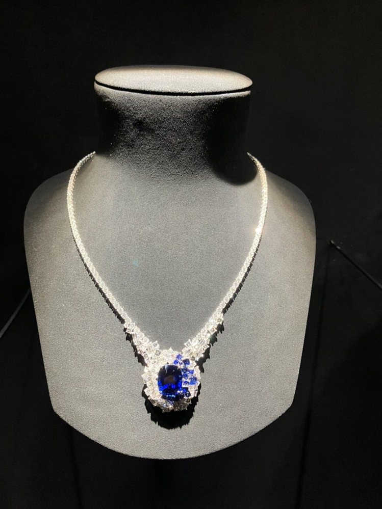 現場單價次高的Dior Print Vendôme緬甸藍寶石項鍊，約6,200萬...