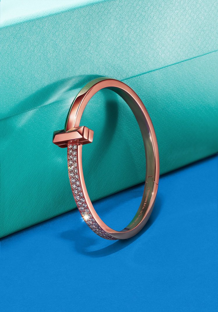 Tiffany T1 18K玫瑰金寬版鋪鑲鑽石手環，72萬5,000元。圖／TIFFANY提供