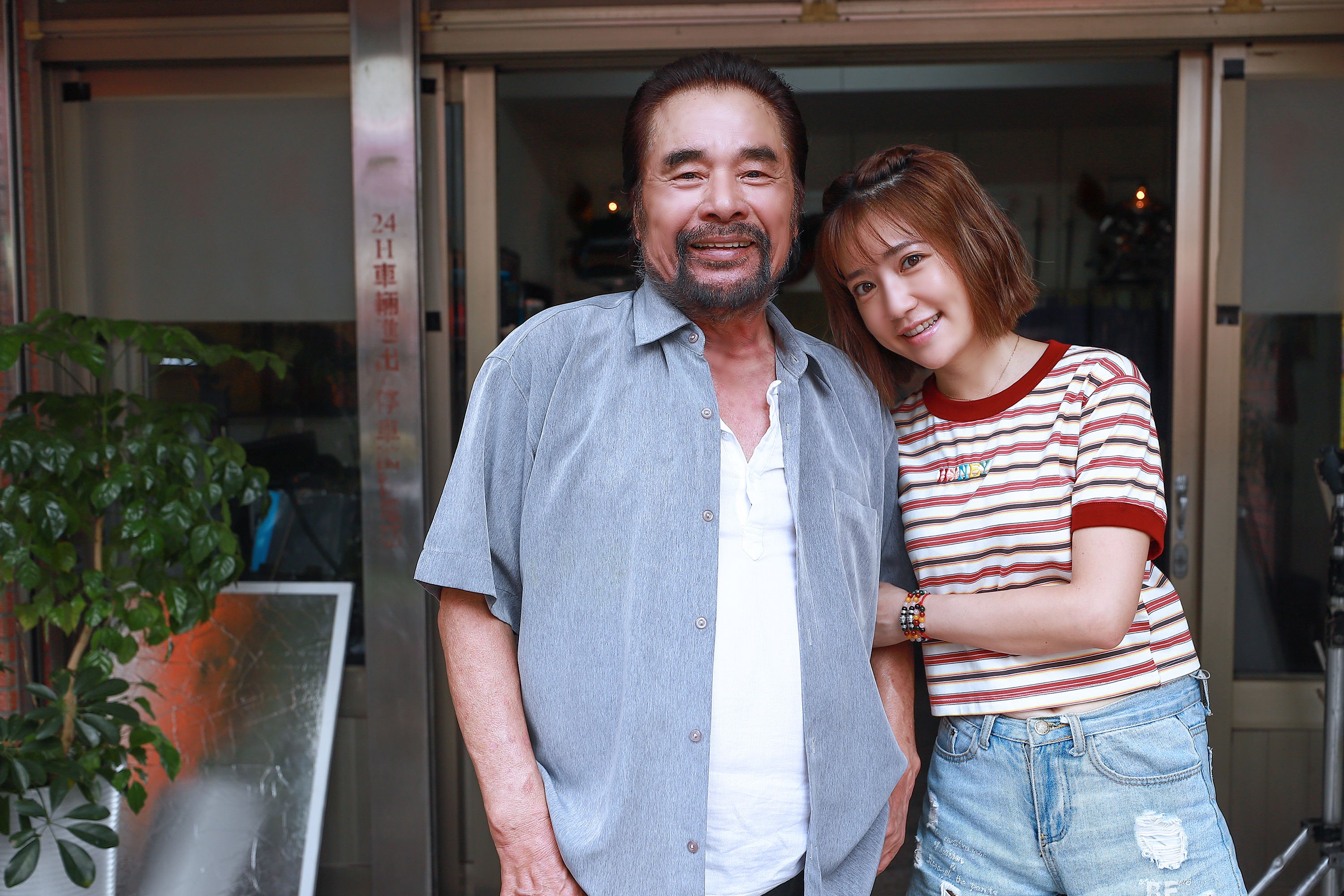 雷洪（左）、郭亞棠在「市井豪門」中演出父女檔。圖／民視提供