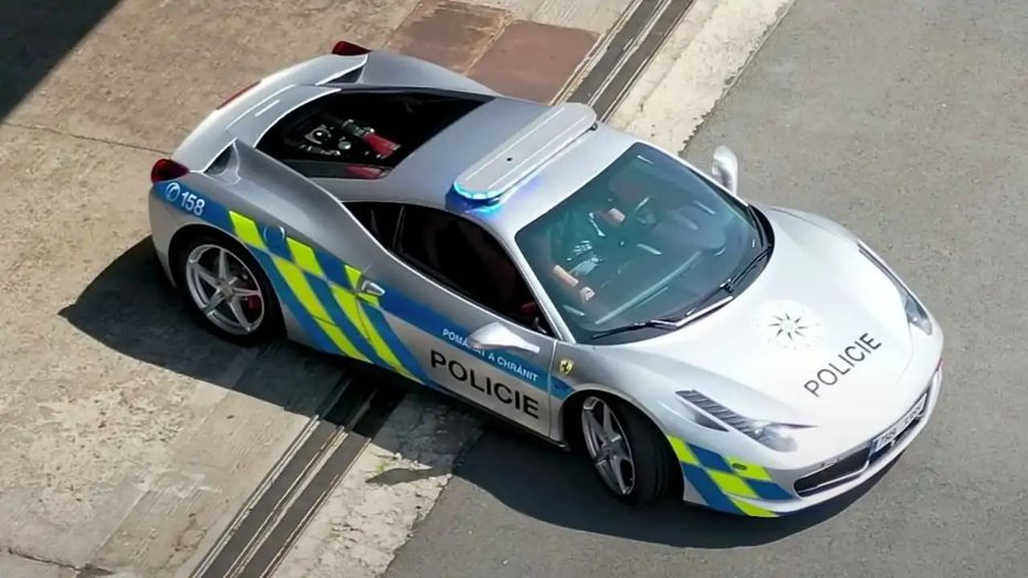捷克警方將沒收的法拉利改裝並加入警車陣容。 摘自motor1.com