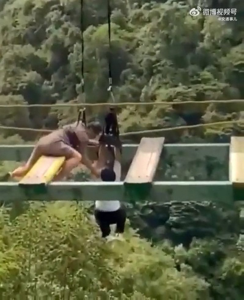 內地湖北恩施地心谷風景區發生恐怖意外，一名10歲男童遊玩區內懸空橋「步步驚心」時掉落山谷。（影片截圖）