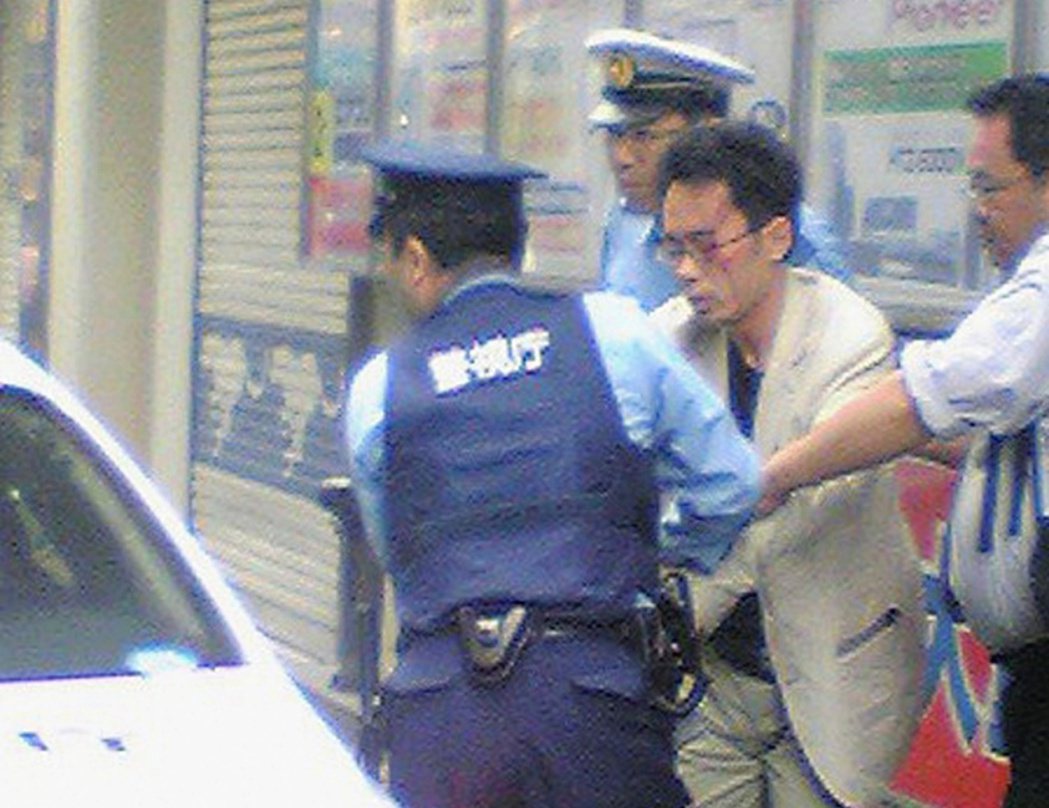 犯案後大約5分鐘左右，加藤即被警察制伏逮捕。 圖／路透社