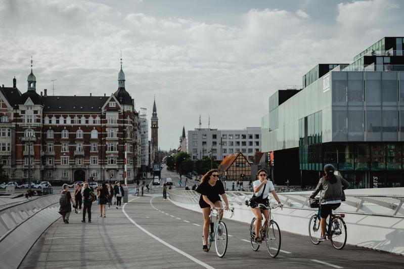 哥本哈根擁有超過386公里的自行車道，幾乎所有主要幹道的兩側都有獨立自行車道。 ...