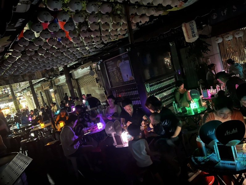 民眾23日晚在台中逢甲夜市串燒店用餐，吃到一半燈突然全黑，詢問才知道是停電。(圖：業者提供)