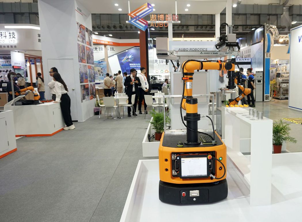 遨博海納系列移動式協作機器人可以靈活適應各種工作環境，省卻繁雜操作。孟慶瑜/攝影