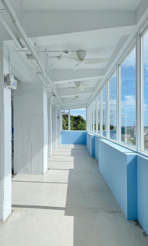 窗戶是連結建築內外的部件，太平青鳥使用了玻璃材質來達到視覺通透感。