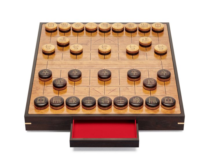 SHANG XIA 上下《萬象系列》象棋，37萬元。0,000