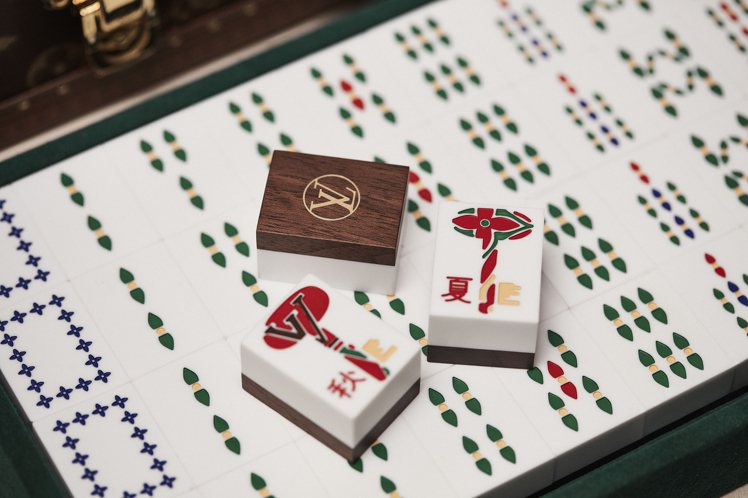 路易威登Vanity Mahjong麻將硬箱手工製作的麻將牌使用胡桃木材質，部分...