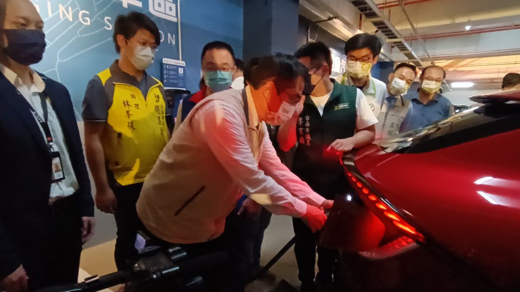 台南市長黃偉哲親自操作電動車充電作業。記者謝進盛／攝影