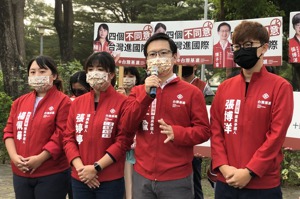 台灣基進本屆選舉在高雄提名7位市議員參選人，張博洋（右一）挾著先前罷韓知名度在三民區參選，被高度看好。圖／聯合報系資料照片