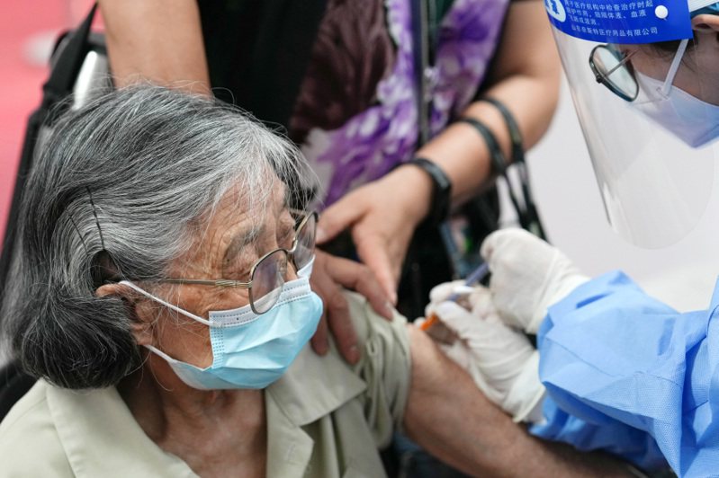 大陸推動老年人的新冠疫苗接種工作。圖為北京市一名89歲的平女士日前接種新冠疫苗加強針。（新華社）