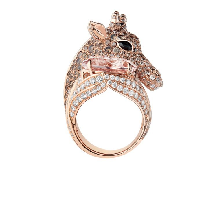 Boucheron Animaux系列Giraffe戒指，鑲嵌1顆橢圓形摩根石約5.45克拉、121顆圓形鑽石約2.26克拉、283顆香檳色圓形鑽石約4.52克拉、2顆棕色石英約0.05克拉、2顆縞瑪瑙約0.16克拉，訂價約137萬元。圖 / Boucheron提供