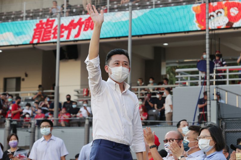 民進黨桃園市長參選人林智堅（中）日前出席新竹棒球場開幕戰，但球場爭議持續延燒。本報資料照片