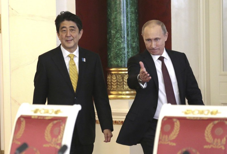 俄國總統普亭（右）2013年4月29日與來訪的日本首相安倍晉三（左）舉行聯合記者會。（美聯社）