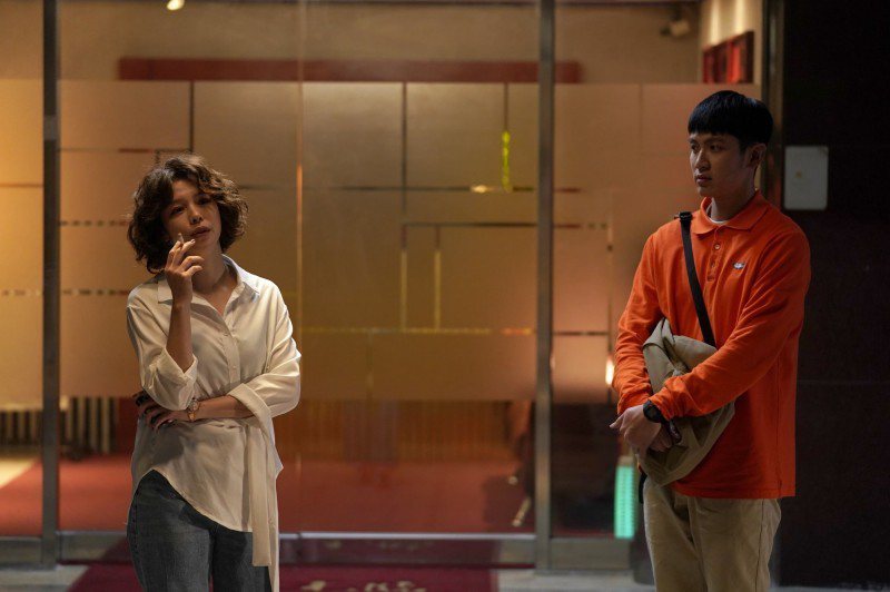 徐若瑄（左）在「初戀慢半拍」遇上呆萌弟弟柯震東，關係曖昧。圖／甲上提供