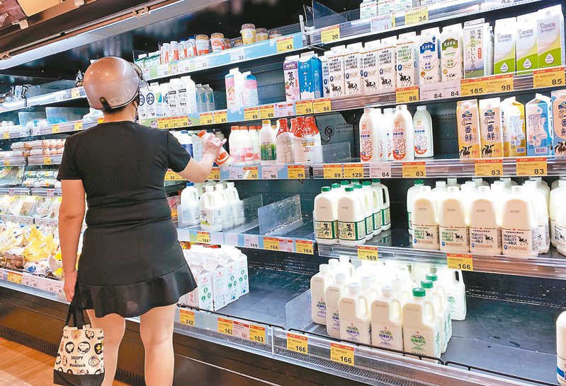 鮮奶漲價擋不住了，傳超商接獲通知將調漲光泉鮮乳價格；超市、量販店恐怕也快守不住。記者黃義書／攝影