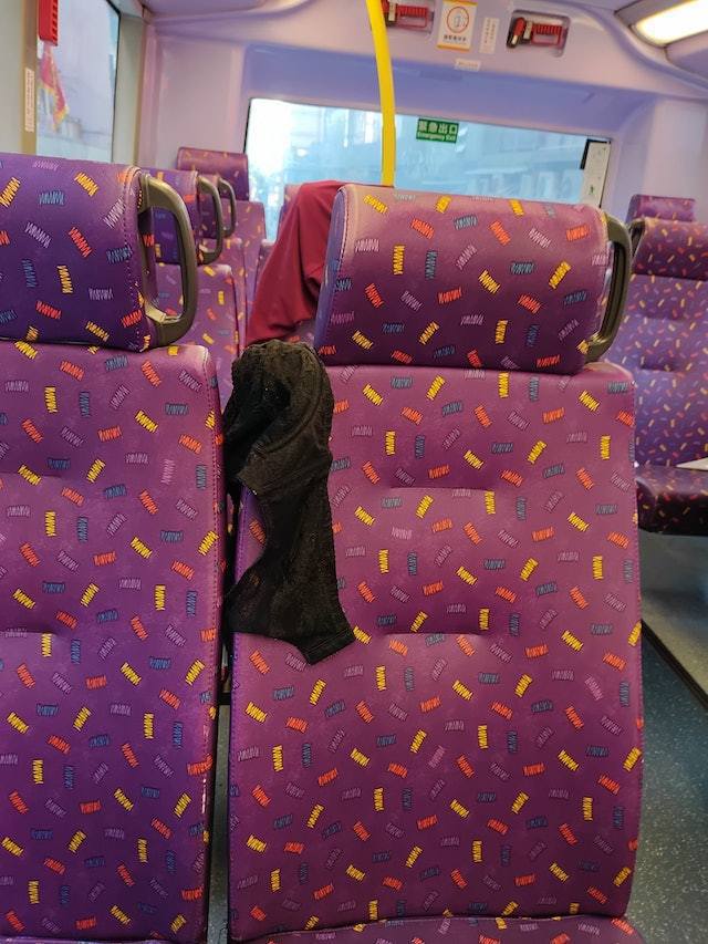 巴士上層有1個黑色胸罩掛在椅背，後一排座椅則有1件深紅色T裇，相信是有乘客遺漏了個人物品在車上。（FB「香港突發事故報料區」圖片）
