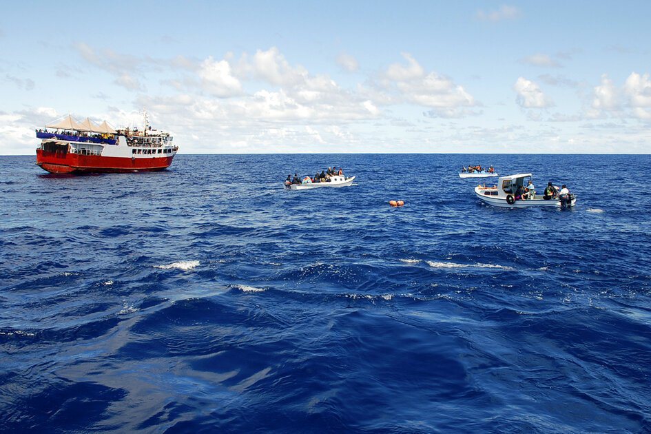 2009年7月7日，東加（Tonga）渡輪Princess Ashika的意外沉沒，事故造成74人喪生。經由紐西蘭皇家海軍的協助，利用REMUS 100進行搜尋，成功定位了沉船位置。 圖／美聯社