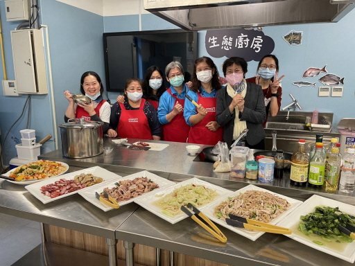 基隆市國立海科館志工王桂涵（左四）和夥伴在生態廚房，研發具海洋元素的料理。 圖／...
