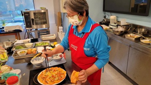 基隆市國立海科館志工王桂涵在生態廚房，研發具海洋元素的料理。 圖／王桂涵提供