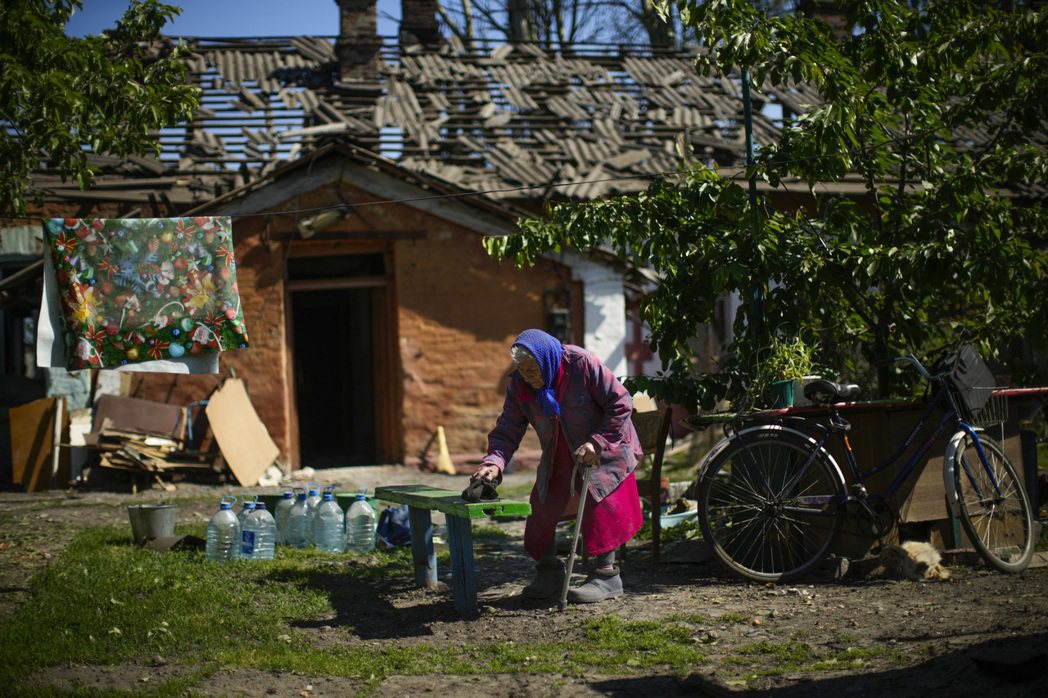 圖為頓內茨克城市波克羅夫斯克的一處民宅，一名老婦正在整理她被砲火嚴重損壞的家。 ...