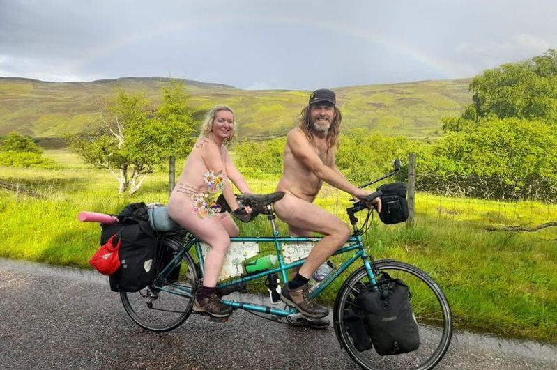 女子和男友一起裸体骑脚踏车，希望提升大众对心理健康的重视，及减少人类对土地的干扰。图撷自(photo:UDN)