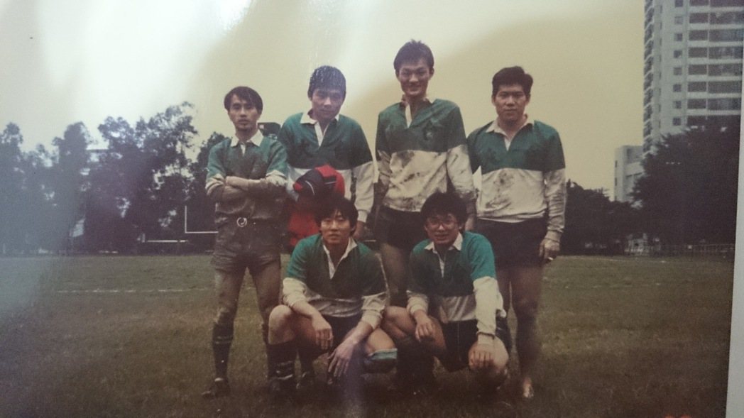 吳宗信（後排左一）就讀台大時是橄欖球校隊成員之一。圖／吳宗信提供