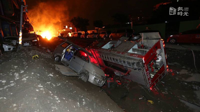 高雄氣爆現場，消防車被炸翻。圖＼聯合報系資料照。（2014/08/01　劉學聖攝影）
