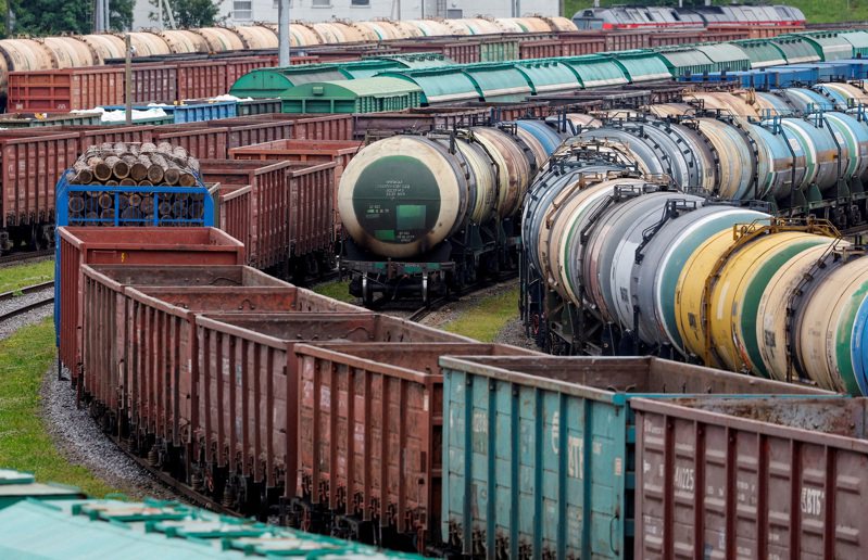 俄羅斯飛地加里寧格勒州長阿里漢諾夫表示，今天有一列火車從俄國載著水泥前往加里寧格勒，這是歐盟表示立陶宛必須允許俄國貨物通過其領土以來的首次此類行程。圖為加里寧格勒鐵路列車示意圖。 路透社