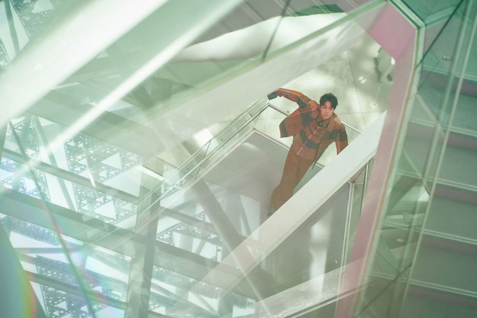 吳青峰在美術館拍攝新歌「戀人絮語」MV。圖／環球音樂提供