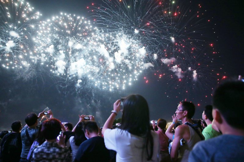 台北市大稻埕情人節活動有節目表演與煙火秀，每年都吸引大批人潮參與。圖／聯合報系資料照