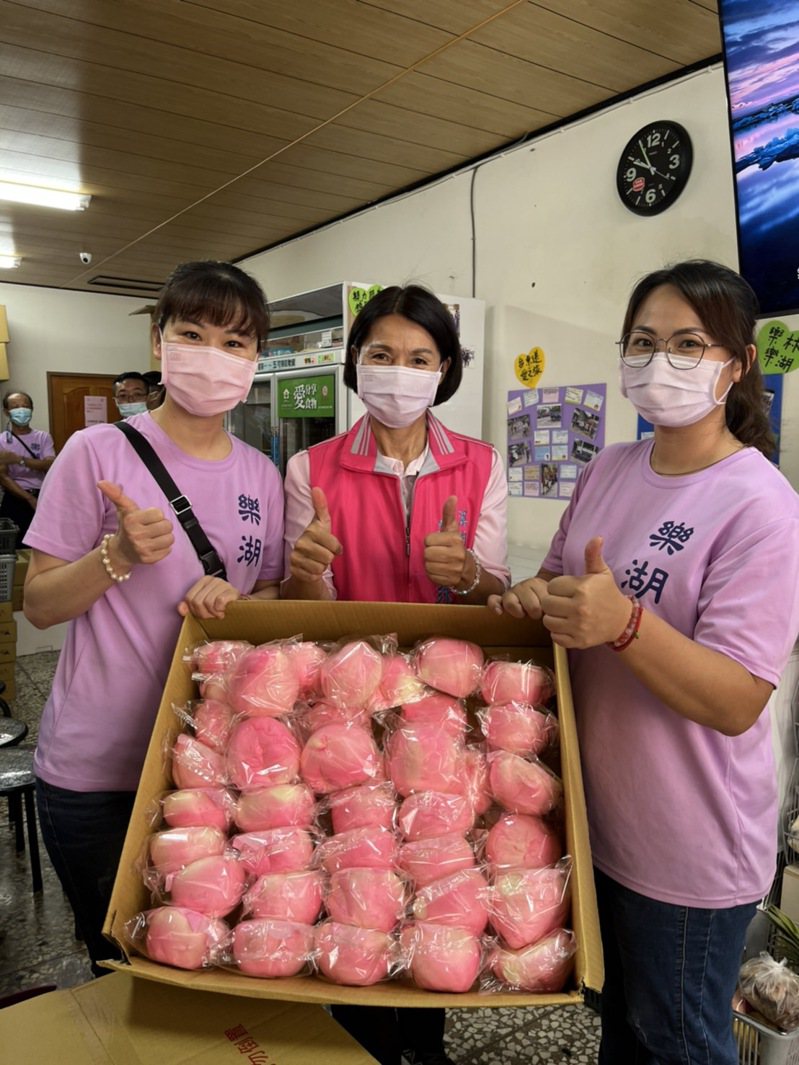 樂湖食物銀行組長鐘珮慈（左)夢到神明告訴她有人會捐300顆壽桃，後來好朋友們幫她圓夢認購388顆壽桃，捐給食物銀行。圖／樂湖食物銀行提供