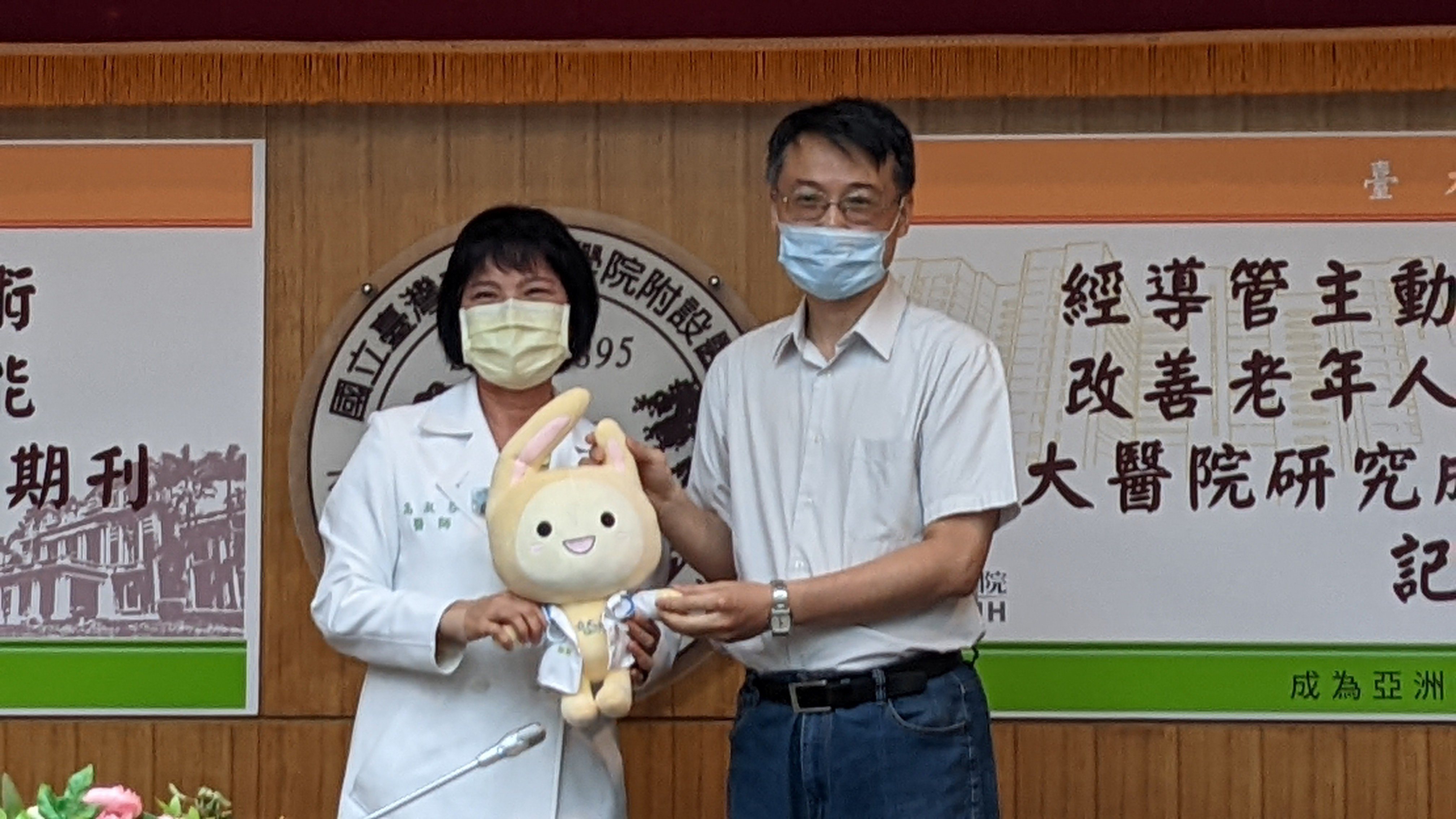 左起為台大醫院副院長高淑芬、台灣大學心理系主任周泰立。記者邱宜君／攝影