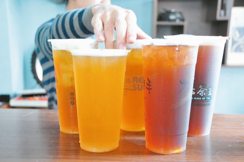 台灣人愛喝飲料，據環保署統計，台灣每年要用掉40億個一次性飲料杯。圖／聯合報系資料照片