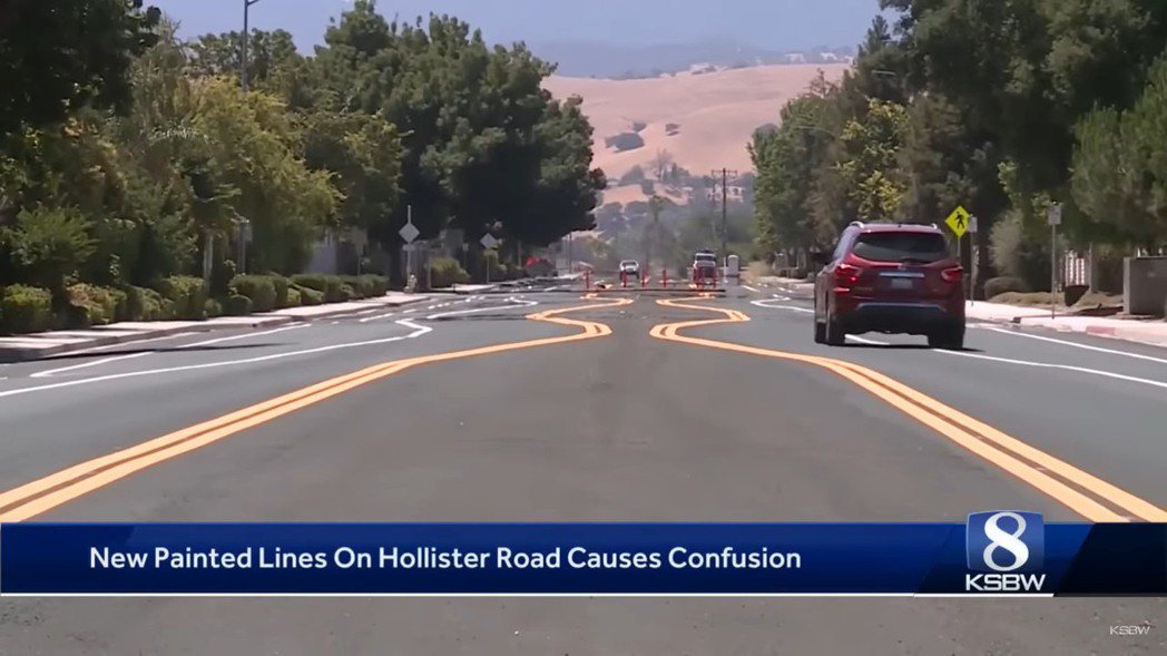 美國加州霍利斯特一處路面因承包商失誤，將標線畫成「電流急急棒」模樣。（翻攝自KSBW Action News 8 YouTube頻道）
