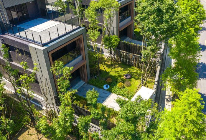 2層獨棟別墅的大面露台花園空間，可以種植花草植栽，享受愜意庭院人生。