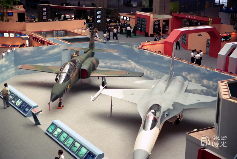 第二屆航太展在世貿中心展覽大樓舉行，會內展示各國最新型的飛彈、飛機、引擎、衛星等高科技產品。圖＼聯合報系資料照（1993/08/20　  邱勝旺攝影） 