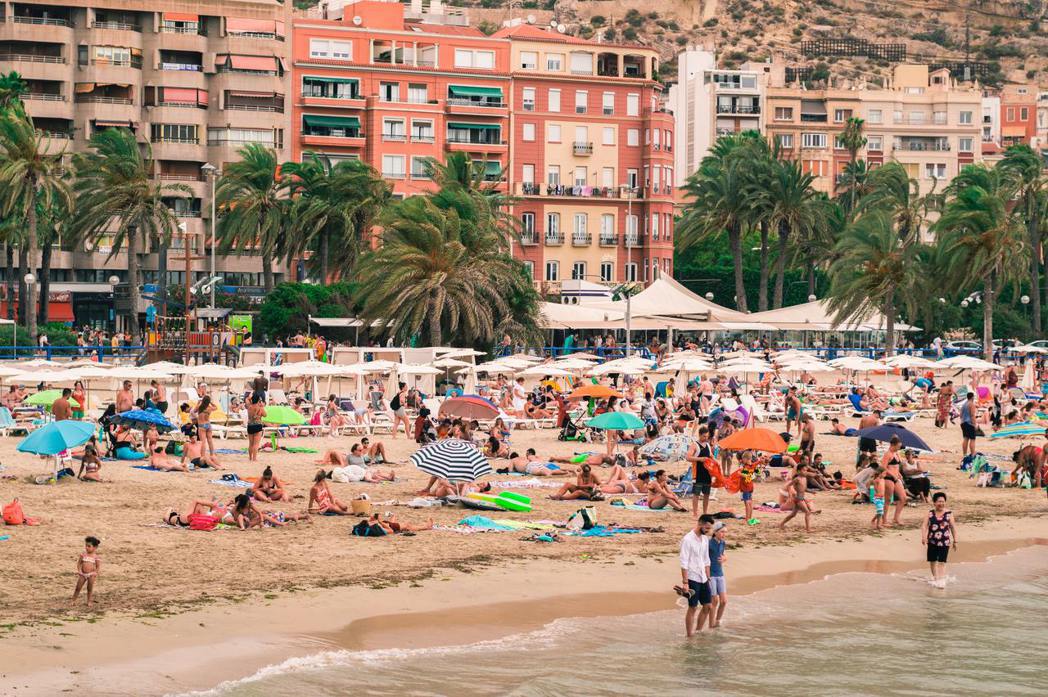 西班牙地方政府因應熱浪啟用對應的災難應對措施，例如安排人員關心弱勢團體，延長游泳...
