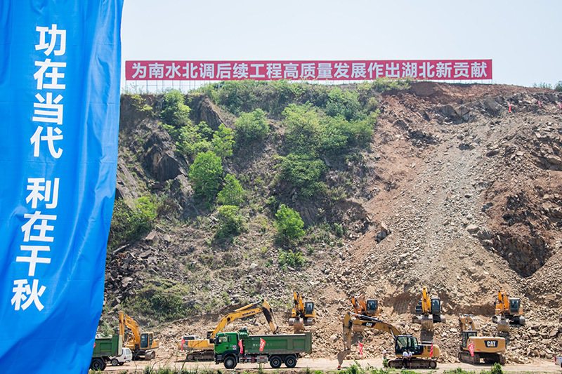 大陸「引江補漢」輸水隧道工程7月7日動工，將把中國的兩大工程長江三峽大壩和「南水北調」連接起來。圖為開工現場。新華社